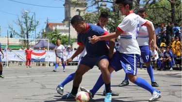 RIVADAVIA. La principal calle de Pilar, convertida en cancha de fútbol..