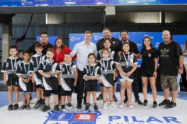 MENCIONES. Achával participó de la entrega de medallas y reconocimiento de Muni Pilar.