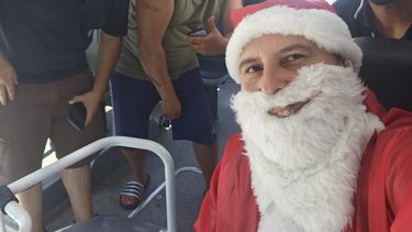 PAPÁ NOEL AL VOLANTE. La particular iniciativa del personal de La Central.