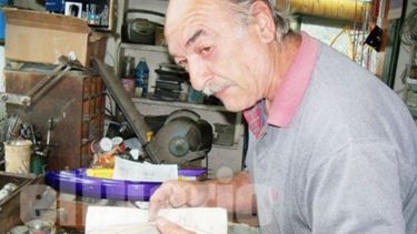 HÁBITAT. Oscar Fava, en su taller, recibiendo a El Diario en 2013..