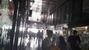 El día 10 de marzo, domingo por la noche tipo 21, se incendió el local donde se encuentra todos los medidores de luz, en la galería terminal de ómnibus, dejando sin luz a más de 20 locales. Estamos a casi 9 días del siniestro y Edenor no da solución, los locales que están sin luz, se proveen de la misma a través de alargues que otros locatarios les prestan provisoriamente. Se llama a Edenor y contestan que el reclamo caducó. Hay que hacerlo todos los días y no dan solución al problema. Marcela.