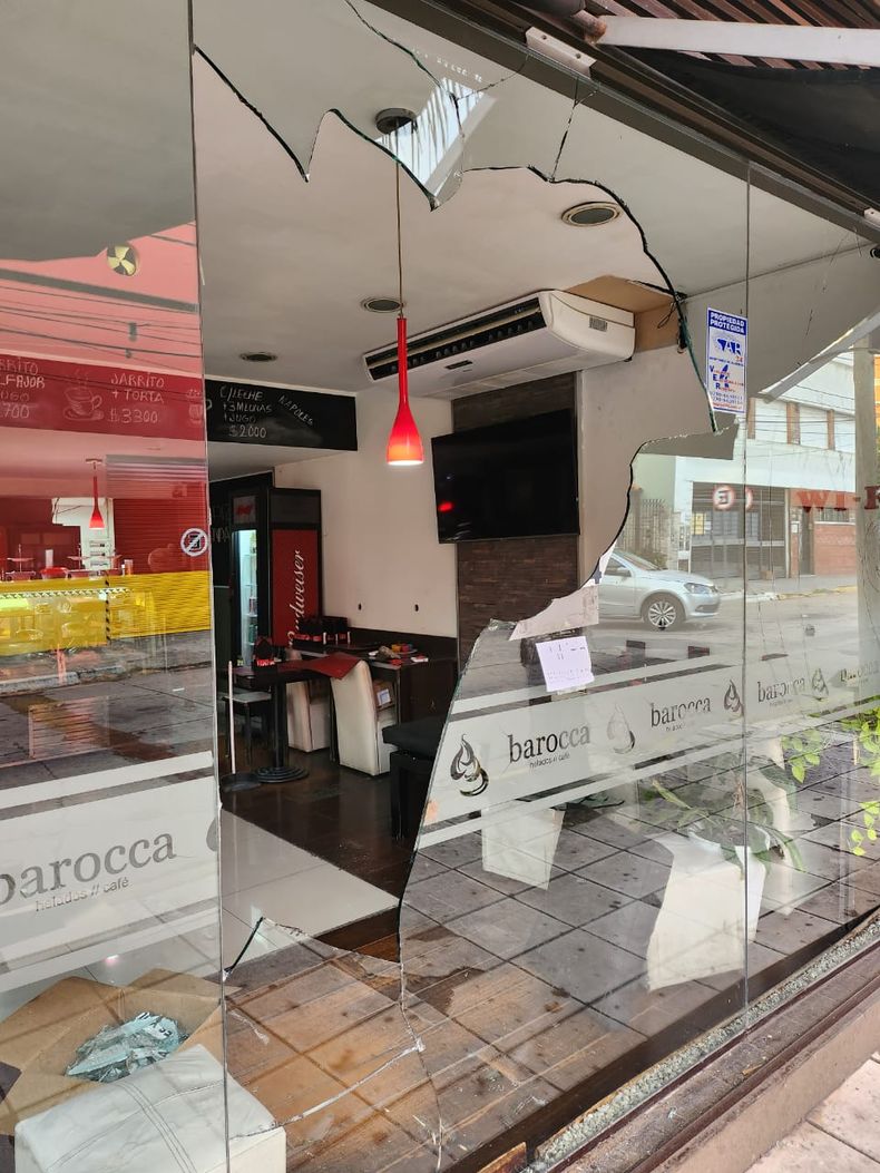 Así quedó la vidriera del local Barocca tras el asalto sufrido esta madrugada.&nbsp;