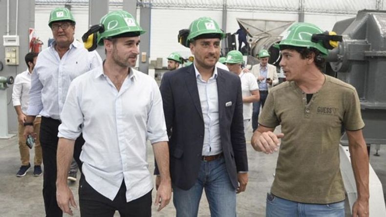 CASCOS. Achával, Cabandié y uno de los responsables de la empresa local..