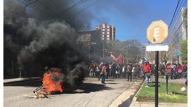 FUEGO. Con quema de gomas, los manifestantes cortaron el tránsito..