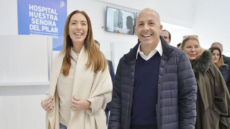 SONRISAS. Vidal pasó por la obra junto a dirigentes y vecinos..