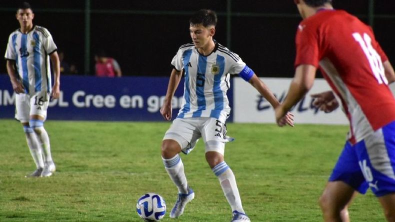 Camilo Rey con la Albiceleste y la cinta en la gira por Paraguay..