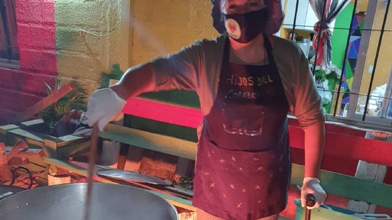 Norma Ramos cocinando el locro..