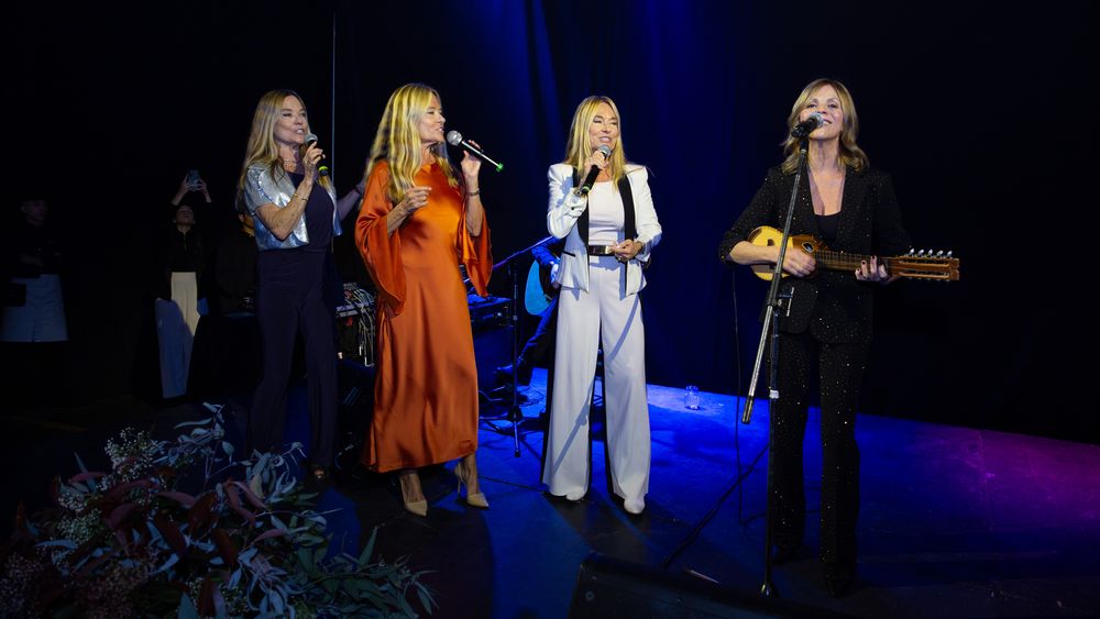 Las Trillizas de Oro cantando junto con Marcela Morelo durante la cena de Fundación ProSalud.