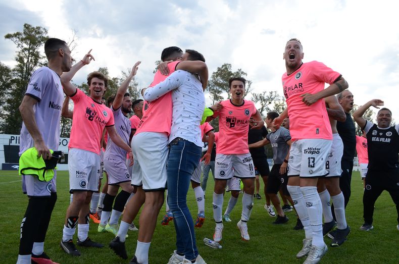 SE ARMÓ LA FIESTA. Los jugadores de Real acaban de recibir la noticia: Luján perdió en Campana y el Monarca está en Reducido.&nbsp;