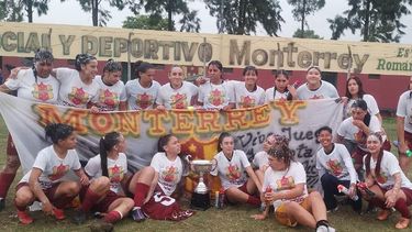 PRIMER TÍTULO. Las jugadoras de Monterrey posan con la remera de campeonas en la Liga Escobarense.