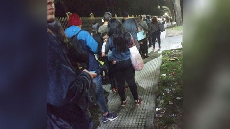 San Martín: colas. El anuncio de que el ferrocarril San Martín no llegará a Retiro hasta mediados de 2019, es el antecedente a lo ocurrido ayer en el Belgrano Norte. Pero antes del anuncio, ya hubo problemas, cuando el servicio se recortó por el derrumbe de un puente en construcción en Palermo. Las formaciones llegan hasta Villa del Parque y desde allí colectivos, que no dan abasto para la gran cantidad de usuarios, por lo que muchos pilarenses veían al Belgrano Norte como una opción directa a Retiro..