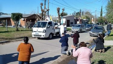 Los fieles, arrodillados al paso de los vehículos. Fotos: Nuestra Señora de las Gracias..