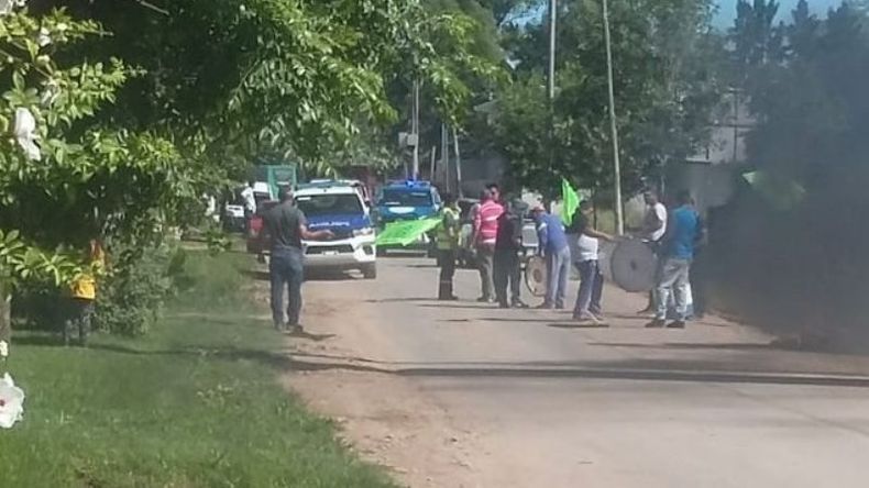 La protesta tiene lugar en la calle Ameghino (foto Suteba Pilar)..