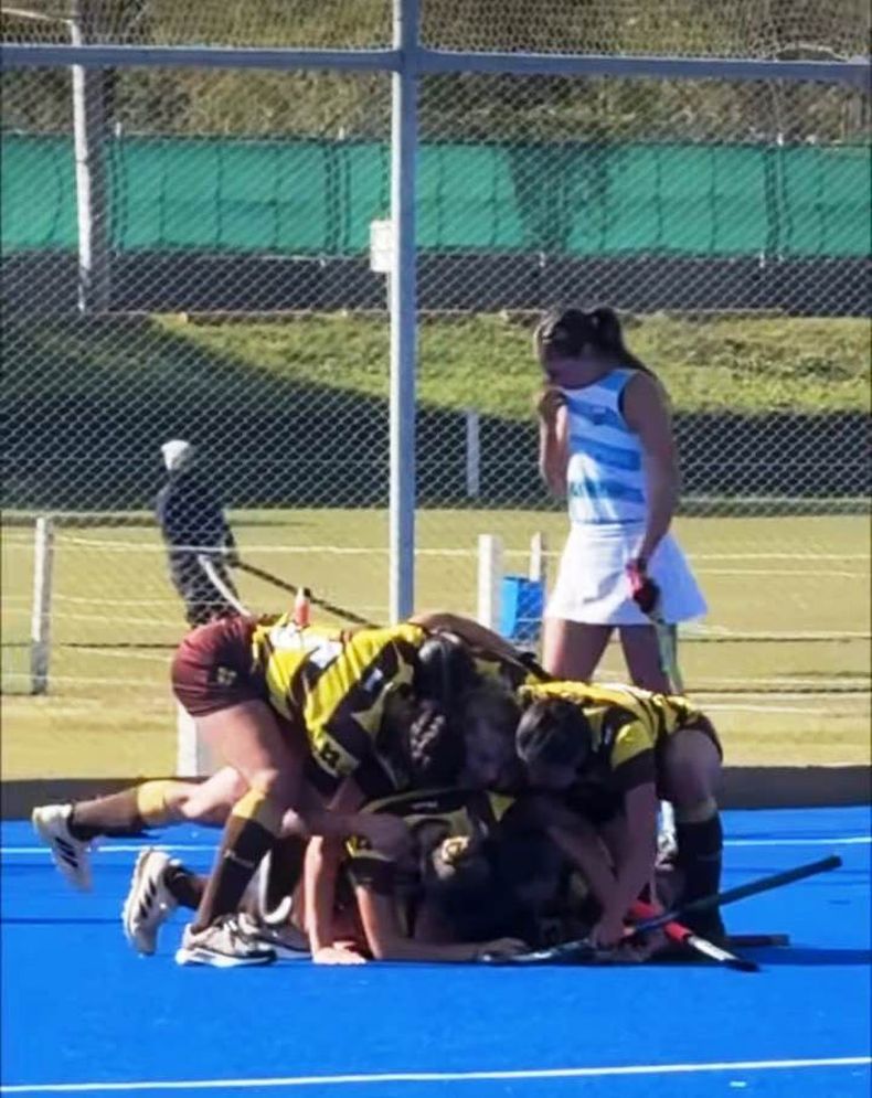 MONTAÑA HUMANA. Las chicas de Belgrano caen encima de Cerúndolo, autora del gol del triunfo.