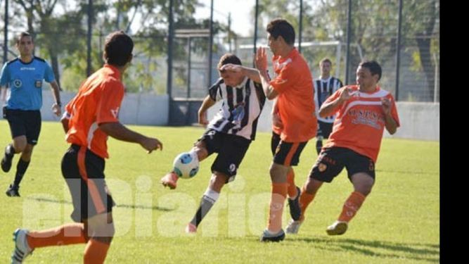 (Fredy Caballero). Gil le da de primera. El delantero tuvo las mejores chances en el cierre del partido..