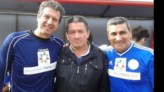CUERVOS. El periodista Mario Cácerez aprovechó la oportunidad para sacarse una foto con dos vecinos de Pilar y referentes de San Lorenzo: el Flaco Passet y el Beto Acosta..