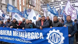 El gremio metalúrgico, UOM, convocó a un paro nacional con abandono de tareas desde las 10 y una marcha al Congreso en rechazo al proyecto oficial. El gremio metalúrgico, UOM, convocó a un paro nacional con abandono de tareas desde las 10 y una marcha al Congreso en rechazo al proyecto oficial.