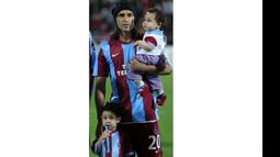 Embajador. Gustavo Colman junto a sus dos hijos, antes de un partido del Trabzonspor..