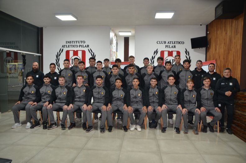 PLANTEL. Atlético Pilar presentó a sus jugadores para el Torneo Clausura.