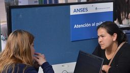 El aumento de Anses aplica para trabajadores en relación de dependencia del sector privado y público, quienes cobran las asignaciones familiares.