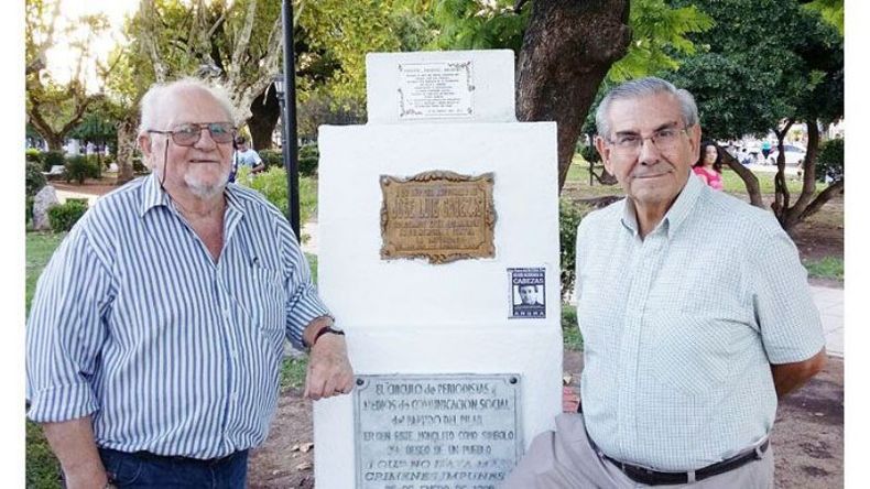 PRESENTE. Cabezas tuvo su homenaje en la plaza 12 de Octubre..