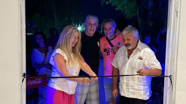 CORTE DE CINTAS. Sonia Pérez, Osvaldo Roncayolo, Gustavo Fontana y César Mansilla inauguran el bar y restorán en el estadio del Monarca.