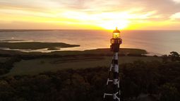La Costa Atlántica alberga rincones que invitan a descubrir paisajes únicos y vivir experiencias inolvidables. Descubrí los 3 faros que custodian la Provincia.