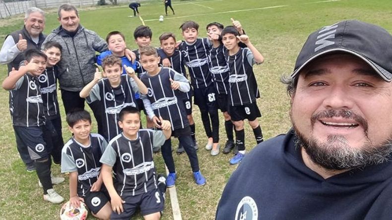 SELFIE. El DT Gómez saca la foto con los chicos de la categoría 2012..