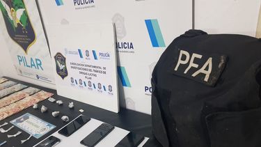CHALECO Y DROGAS. Parte de lo incautado en los tres allanamientos.