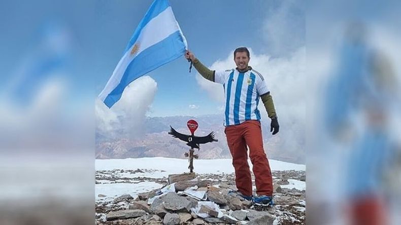 Desde la cima. El arquitecto pilarense Alfredo Gramajo Totongi hizo cumbre en el Aconcagua y lo celebró como se debe: con los colores de Argentina bien en alto..