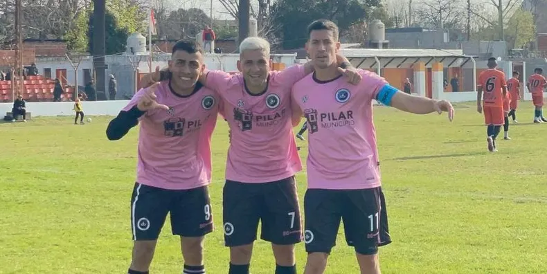 COLOR DE ROSA. Santiago Ávila, Rodrigo Hernández y Mathias Crocco celebran el primero gol de la tarde.&nbsp;