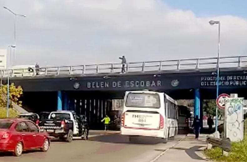 El joven pilarense estaba en el puente de Panamericana y ruta 25. en Escobar.