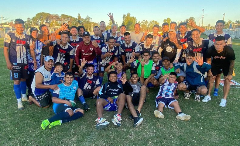 FORMACIÓN. El primer equipo de Flecha Azul que ganó en Derqui.
