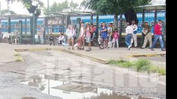 El mal estado de los refugios, motivo de queja de los pasajeros..