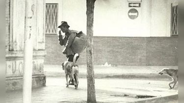 TESTIMONIO. El inolvidable Valdez se acomoda los palitos de su nariz. Foto de Héctor Romero (Pilar en el Recuerdo)..