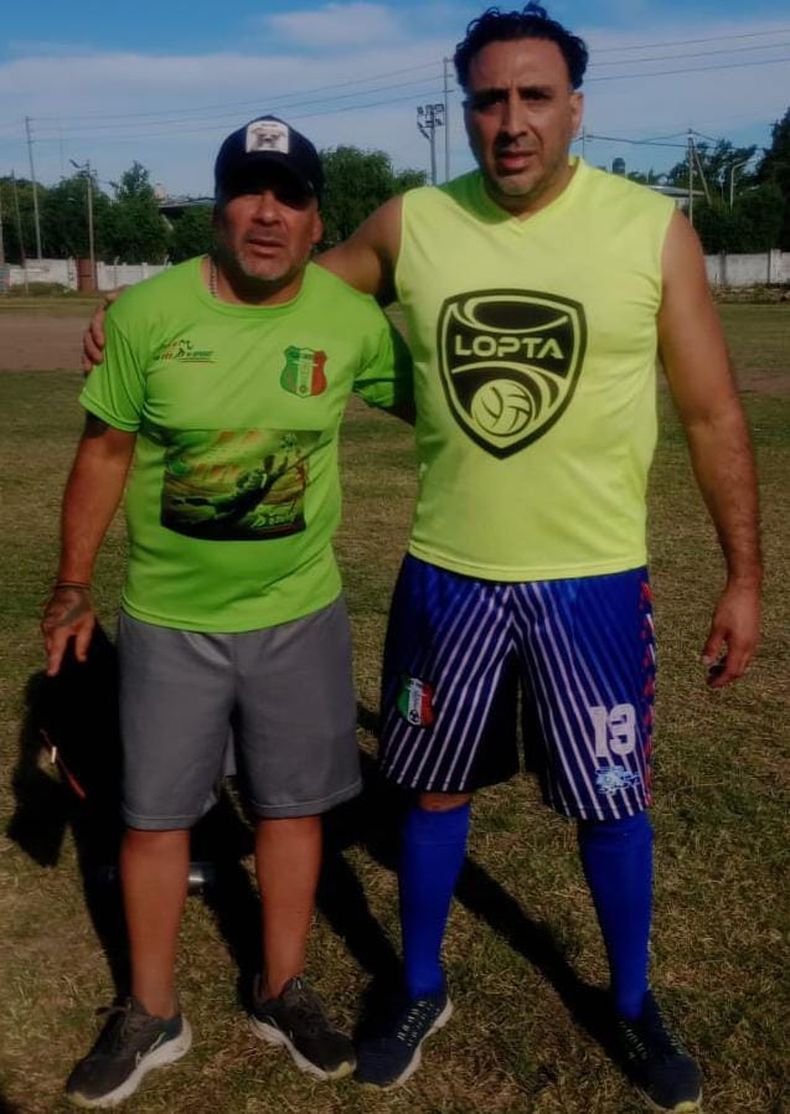 NUEVO DT. Esteban Gómez junto al presidente de Pilar Unidos, Claudio Turco Medina.