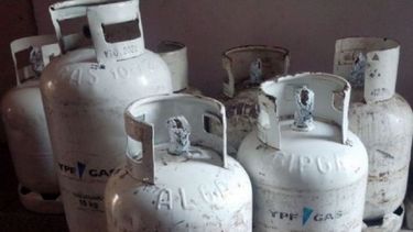 Hoy 01/02, el tubo está $4.500. Vivo en un barrio donde la @MunicipioPilar no nos brinda gas natural (Teniente General Juan Domingo Perón entre Alerces y casuarinas Manuel Alberti). No tenemos opción que consumir gas envasado ya que la red pasa a 50 metros y no la traen a nuestra puerta. Pablo Sabbath / @Pabloklos. .