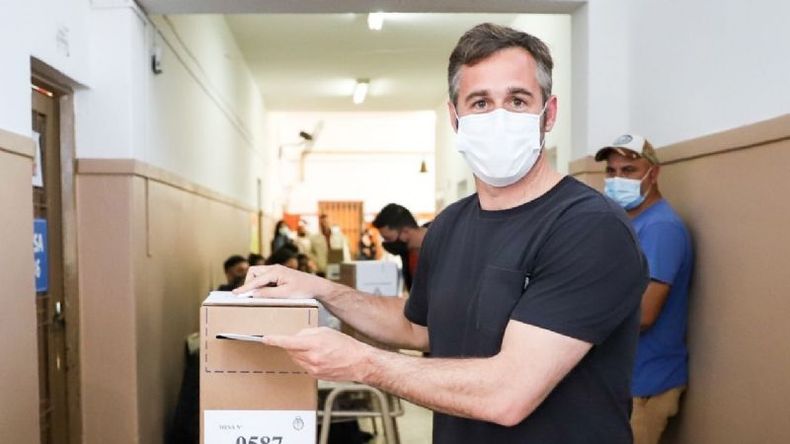 Achával votó en la Escuela 28..