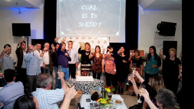 Festejo Solidario La Fundación Creciendo en Pilar celebró su cuarto aniversario en el Shopping Pilar Point con una velada a la que asistieron unos 160 miembros y colaboradores de la entidad solidaria..