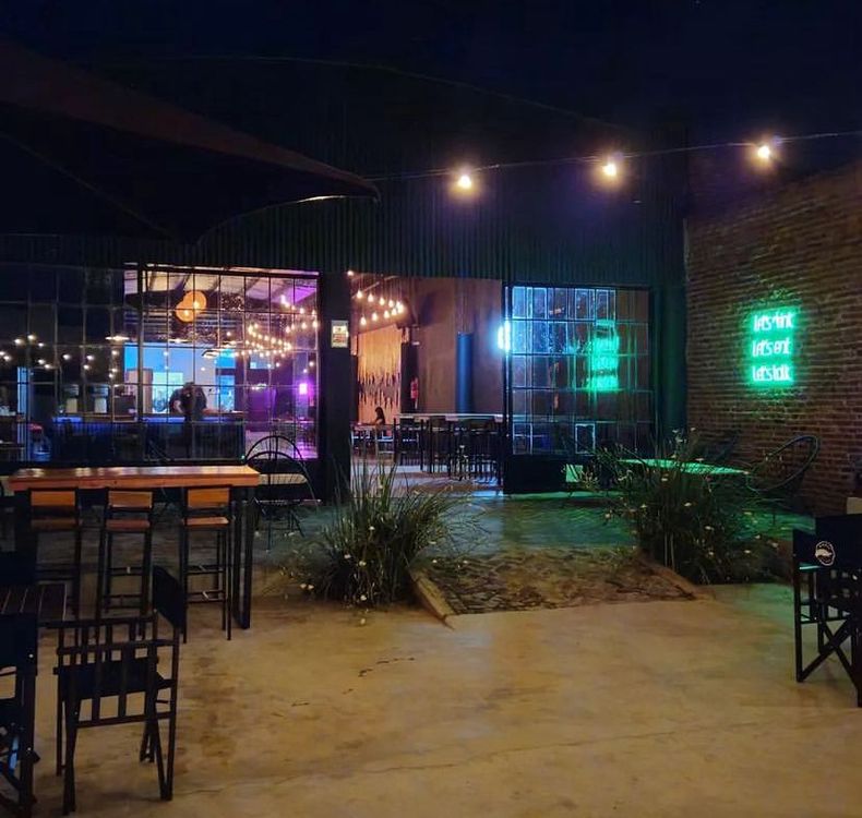 Vermont funciona en un salón de grandes dimensiones con capacidad para 120 personas.&nbsp;