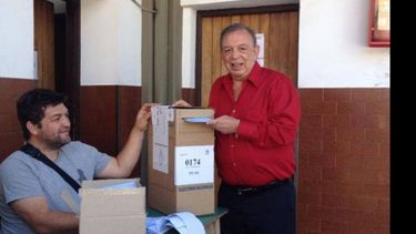 En el día de su cumpleaños, el intendente Humberto Zúccaro votó en el instituto Parroquial..