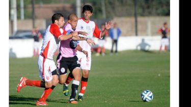 No pasarás. Riquelme quiere avanzar pero no lo dejan Arce y Santana..