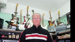 Beto Volker, propietario de Música Pilar, rodeado de guitarras; en Pilar, el instrumento que más se vende..