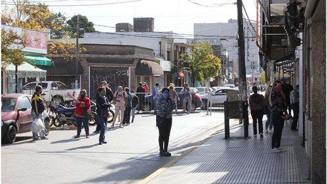 DE A POCO. En Pilar, el comercio de cercanía podrá atender en la vereda. .