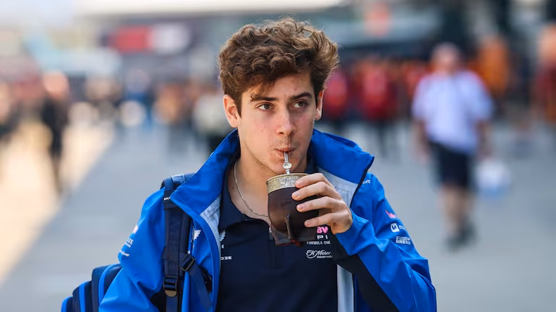 TOMA MATE Y ESPERA Franco Colapinto durante su estada en el Gran Premio de Chinanbsp