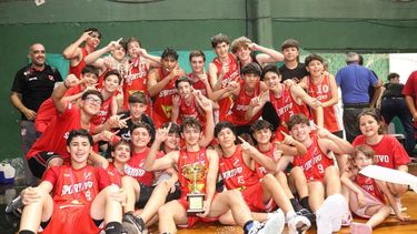 El festeo de los Sub 15 de Sportivo Pilar.