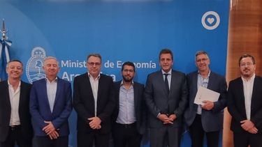 ENCUENTRO POSITIVO. Sergio Massa y funcionarios, junto a los representantes de las cooperativas. .