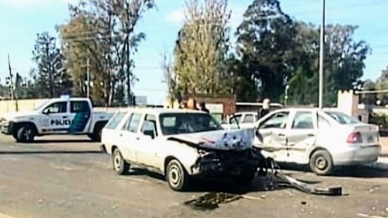 ABOLLADOS. El Renault 18 y el Polo, en el lugar del accidente. Foto: @juancaimpacto..