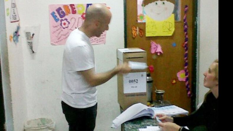 Nicolás Ducoté, primer candidato por el denarvaísmo, emitió su voto en la escuela 26..
