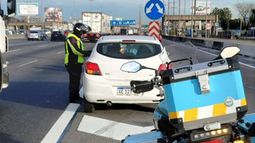 #BuenosAires | En un patrullaje, nuestros agentes visualizaron a un conductor que hablaba por celular mientras manejaba. Lo detuvieron, chequearon la documentación y labraron el acta correspondiente.&nbsp; AU Panamericana, km 24. Seguridad Vial / @InfoSegVial.